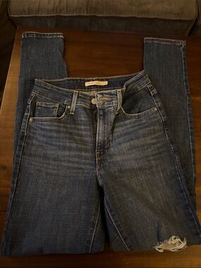 Levis 721 high rise skinny jeans Dark Wash Distressed 26x30